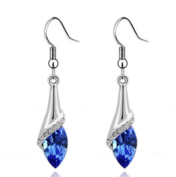 Jewelry - Elegant blue on silver drop earrings